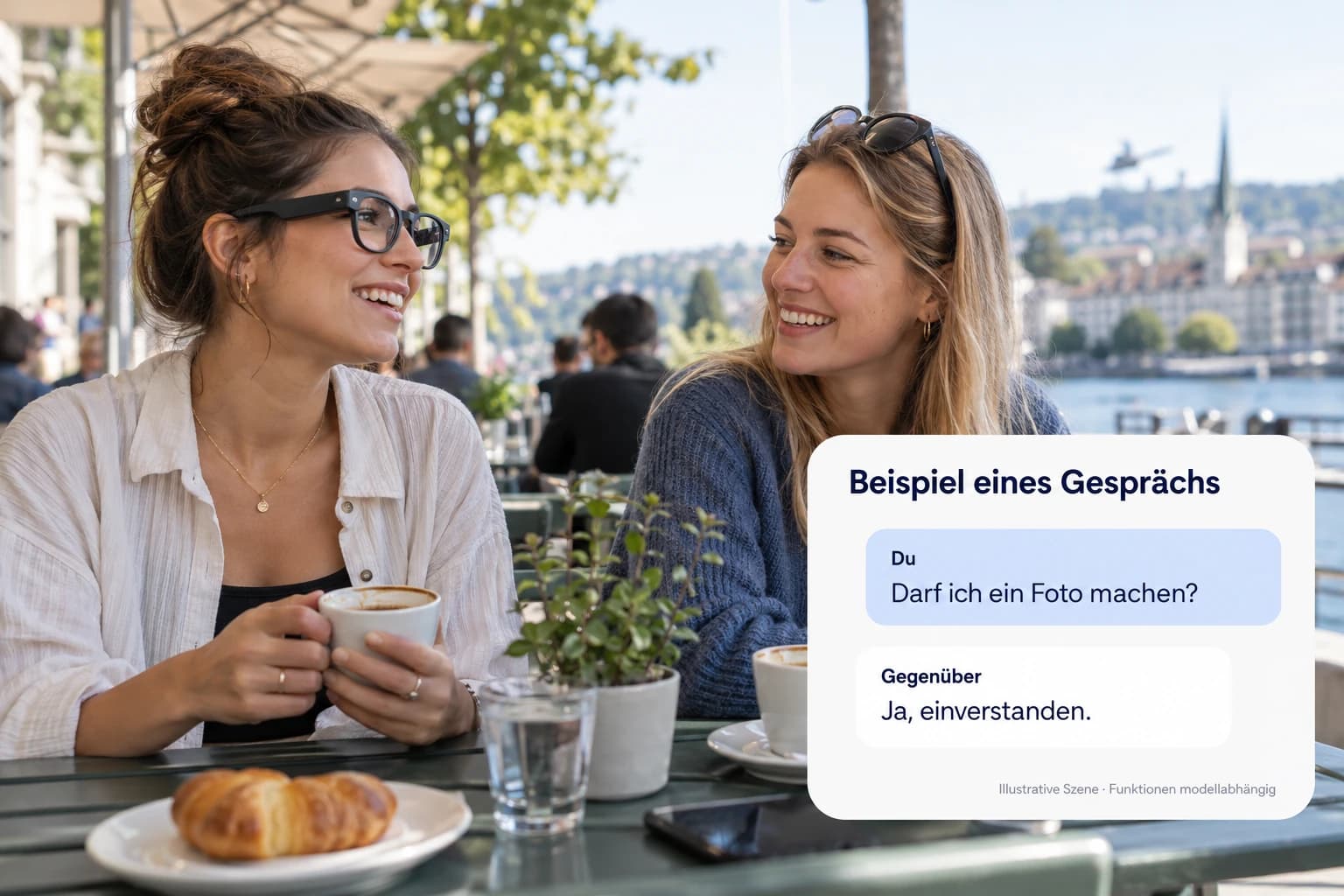 Zwei junge Frauen sitzen auf einer Caféterrasse. Die Trägerin einer Kamera-Brille fragt vor einer Aufnahme nach Zustimmung.